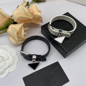 2023 Nuovo triangolo Identificazione Bracciali Pelle da donna Avere francobolli Bracciale di design di lusso Nero Bianco Opzionale di alta qualità con scatola