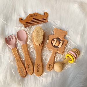 Altri articoli per feste per eventi Nome personalizzato Set forchetta cucchiaio in silicone di legno di faggio Giocattolo per l'apprendimento sensoriale del bambino Spazzola per capelli per bambini nata su misura Set regalo per bambini 230804