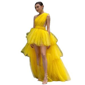 魅力的な黄色の高い低いプロムドレスワンショルダーフリルティアードイブニングドレス