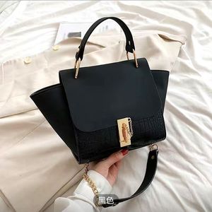 New vintage senior chain crossbody bag niche design hand wing bag female autumn and winter bag