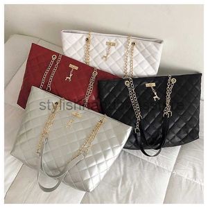 Shoulder Bags 2023 Autumn and Winter New High Capacity Handbag Korean Fashion Lingge Chain Bag Little Deer One Shoulder Handheld Women's Bagstylishhandbagsstore