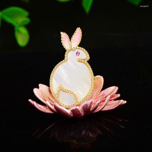 Broszki w stylu etnicznym Lotus kwiat wysokiej klasy emalia miedziana biżuteria zwierzęta naturalna skorupa urocza broszka akcesoria