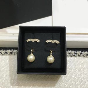 Brincos de grife Carta de luxo Ear Stud Feminino Brinco de pérola de cristal geométrico para festa de casamento Acessórios de joias