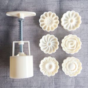 Moldes de cozimento 6pcsset flor em forma de mooncake molde 50g DIY pressão de mão fondant lua bolo molde plástico imprensa cookie cortador ferramenta 230803