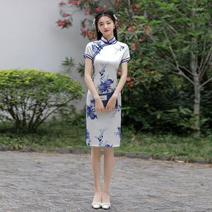 Roupa étnica Sheng Coco Branco Azul Flores Retro Magro Qipao Cheongsam Vestido Jovem Moda Seda Estilo Vestidos de comprimento médio China