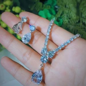 Set di gioielli di design con goccia d'acqua con diamanti Collana con orecchini da donna AAA Collane in rame con zirconi cubici per la sposa Accessori per abiti da cena per la cena di nozze Confezione regalo