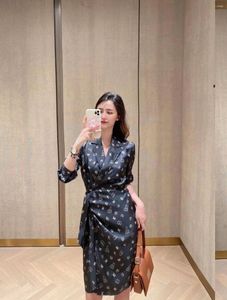 Casual Dresses 2023 Ankomst Kvinnor Temperament V-ringning Tryck LACE UP Dress Office Lady Workplace Heavyweight Silk Mid Length One Piece