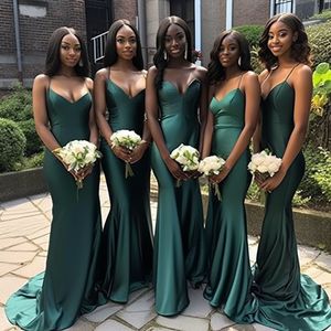Sexig mörkgrön sjöjungfru brudtärna klänningar plus storlek halter v hals veck golvlängd piga av hedersklänningar bröllop gästklänning skräddarsydd