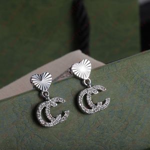 Designer semplice moda argento a forma di cuore intarsiato zircone ciondolo alfabeto ciondolo orecchini da donna, staffa per orecchio personalizzata, matrimonio, banchetto, Natale