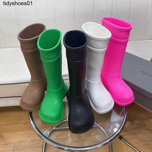 New balenciga water boots in autumn and winter of 2023 thick soled anti-skid fried street English style Achigo the same type of hole shoes rain boots