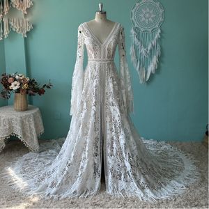 Unik design spets split en linje bröllopsklänning Lone Flute Sleeve Bohemian Garden Bridal Wedding Clow