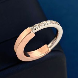 Brand Cluster Rings Designer for Woman Sliver Promise Ring Luxury Lock Gioielli in oro T Mens Nail Coppia Anelli Band Wedding Ring 238053C