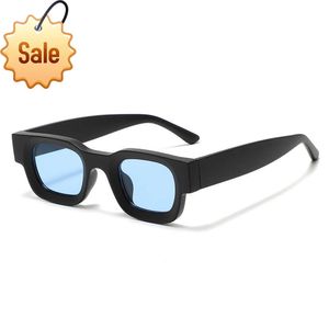 Solglasögon 2022 Modern Cool Square Custom Fashion Shades Personlig märkesvaror Ny trendiga Small Frame Sun Glasses PC Material