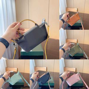 Högkvalitativ designer dumpling handväska kvinnor söta crossbody väskor mini axelväskor hantera handväska makeup väska mobiltelefonpåse 230715