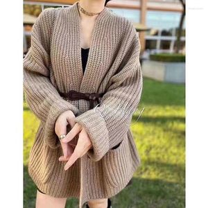 Kvinnors stickor Korea chic röd tröja mode Autumn Winter Cardigan fickor Löst yttre slitage med bälte 2023 N189