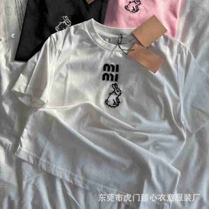 여자 티셔츠 디자이너 2023 여름 새로운 MIU 가족 토끼 패턴 자수면 짧은 슬리브 티셔츠 풀 오버 라운드 목 반 상단 G5RP