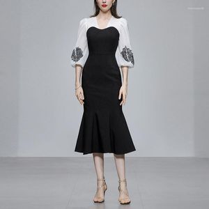 Lässige Kleider Stickerei Schwarz-Weiß-A-Linien-Kleid Frühling Sommer 2023 Damen Koreanischer Stil Eleganter V-Ausschnitt Langarm OL