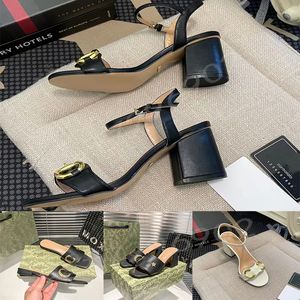 Designer europeo con tacchi ad alto tacco da donna Sandals in stile pantofole importato in pelle vera femmina ha tag femminile in gomma 2023 Nuova qualità di qualità