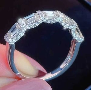 Ins Top Sell Wedding Ringsシンプルなファッションジュエリー925スターリングシルバープリンセスカットホワイトトパーズCZダイヤモンドジェムストーンパーティーハンドメイド女性エンゲージメントバンドリングギフト