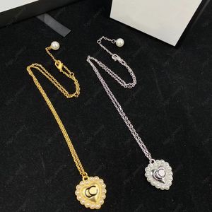 Luxur Designer Fashion Heart Pendant Halsband Kvinnors Pearl Letter Tröja Kedja Lång halsband Hög kvalitet med låda