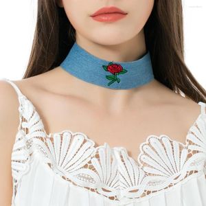 Girocollo Collana di jeans ricamata con fiore di rosa