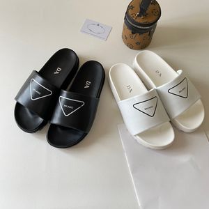 Nya kvinnor Mens Rubber Slide Triangle Fashion Sandales Slipper Outdoors Flat Sandal 10a Högkvalitativ designer Sko Summer Beach Slippers Luxury Leather Slides