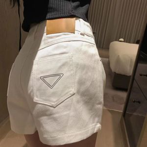 Stilista per donna Pantaloncini di jeans estivi da esterno con placche in pelle Met Bianco 24153