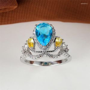 Fedi nuziali Luxury Female Pear Cut Lake Blue Stone Crown per le donne Colore argento Fasce di zirconi gialli Gioielli di fidanzamento da sposa