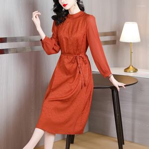 Vestidos Casuais ZUO MAN RU 2023 Primavera/Verão Vermelho Seda Cetim Vestido Manga Longa Feminino Decote em O Cintura Emagrecedora Comprimento do Joelho