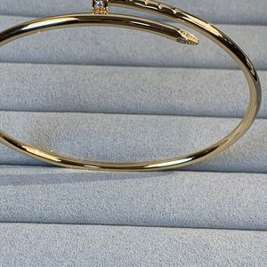 Bracciale rigido per unghie sottile con diamanti in argento sterling a tubo cavo realizzato in oro placcato. Il metodo di apertura è coerente con il prodotto ufficiale da donna