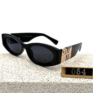 Projektanści okulary przeciwsłoneczne dla kobiet i mężczyzn Model mody Specjalne litery ochronne UV400 Big nogi podwójna rama belki luksusowy design na zewnątrz