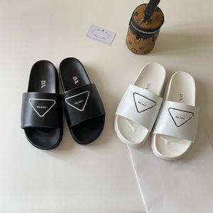 Triangle Rubber Man Sandal Sandal Designer Designer Domande Domande Luxury Scappose estate Outdoors Slide piatti Blavk Loafer Slide Populari Sandali in pelle di moda popolare