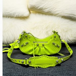 2023 Classic High Quality Green Cowhide Women's Bag Zipper Large Capacity One Shoulder Underarm Bag Inner and Outer Sandwich Leisure Fashion Personalized Brand