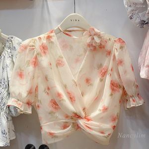 Kvinnors blusar Summer Croped Flower Shirts Women 2023 Elegant Chic All-Match Design Cross V-hals midja-tätt blommig kort blus