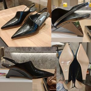 Nuovi tacchi alti firmati da donna Tacco medio Tacco aperto Tacchi unici Design del tacco Caratteristiche del marchio Primavera Autunno Settimana della moda Scarpe eleganti dello stesso stile