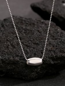 2023 Fashionabla nya europeiska och amerikanska personliga enkla halsband Kvinnliga Small Sense S925 Sterling Silver Necklace Pendant