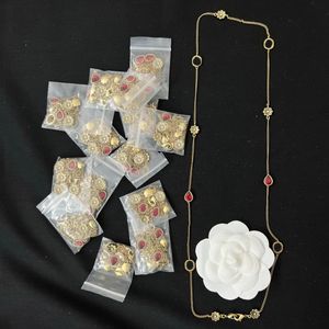 Kleines Gänseblümchen, rote Kristall-Liebesherz-Pulloverkette, luxuriöser Schmuck, Hochzeit-Halskette, Geschenk für Paare, doppelte Buchstaben-Pullover-Kette, lange Halskette mit Geschenkbox