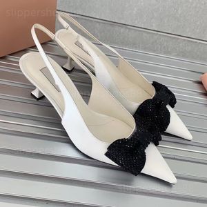 Satin Slingback Pompalar Tasarımcı Topuklar Ayakkabı Kadın Kritik Bowtie Sandles Sinkeli Ayak Sandalet Slingback Topuk Kedi Topuk Rahat Moda Somunlar Sandal Elbise Ayakkabı