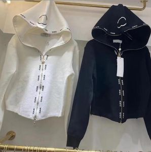 Spring Designer Kvinnor Knitwear High-End Luxury Black and White Fashion Casual Hooded Zipper C Letter broderad jacka