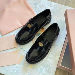 Tasarımcı Loafers Bayan Loafers Gerçek Deri Penny Loafers Düz Moccasin Ayakkabıları Kadınlar Tıknaz Mo Lafer Siyah Beyaz Kahverengi Rahat Moda Çalışma Elbise Ayakkabı