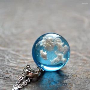 Hänge halsband kvinnors blå himmel vit molnkedja halsband mode smycken tjej gåva unikt transparent harts måne