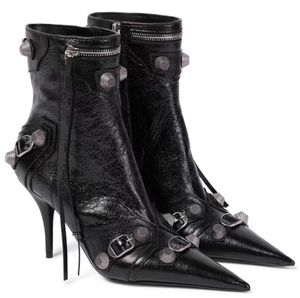 2023New Black Pointed High-Heeled Boots Metal Buckle Decoration Women's Shoes Motorcykel Tassel Läder Zip Luxury Designer Fashion Naked Boot New Style