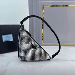 2023 novo triangulo feminino senso avançado de personalidade estrangeira bolsa de axila rede cruz vermelha bolsa de corpo bolsa de diamante brilhante bolsa pequena