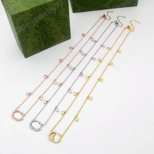 Colar de diamantes de ouro da moda para mulheres Colar de pingente de designer de aço inoxidável com letras duplas Colar de ouro branco 18k Jóias para amantes