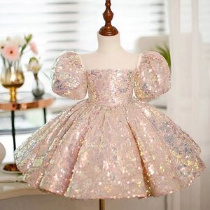 Neue rosa glänzende Blumenmädchenkleider mit transparentem Halsausschnitt und Ballkleid. Kleine Baby-Hochzeitskleider, glitzernde Kommunion-Festzug-Kleider, Kinder-Festzug-Kleider für Mädchen