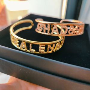 Bangle Fashion 3A Zircon Custom Name Bangle mässing Brevarmband med kristallpersonligt hjärta för män Kvinnor julklapp 230807