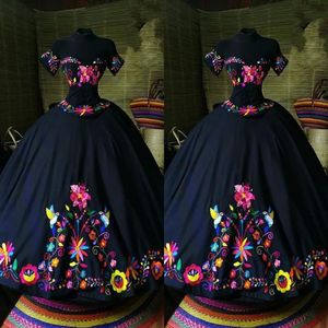 2023 Black Quinceanera klänningar från axeln mexikansk broderad charro sweet 16 klänningskulklänningar satin vintage285z