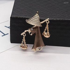 Brooches Exquisite Maple Bridge Fisherman Brooch Retro Fashion Temperament Versatile Suit Neckline Fixed Accessories Corsage Pin Jewelry