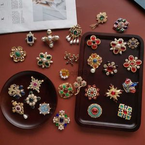 Pins Brooches Vintage Palace Enamel Baroque Gem Brooch Pin Badge Pearl Color Glaze Corsage Accessories Brooches For Women HKD230807