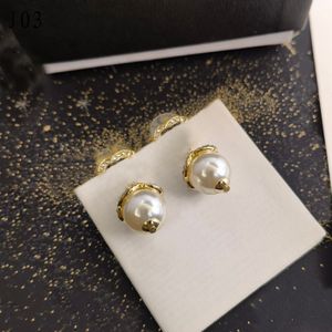 Orecchini geometrici con perle rotonde di design di lusso con strass a forma di lettera Orecchini placcati in oro 18 carati Gioielli da donna per feste di matrimonio